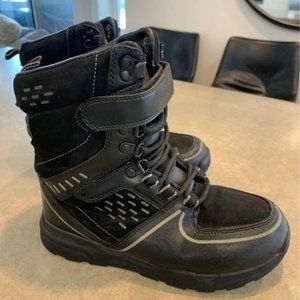 Boys Winter boots. Rugged outback. Waterproof/warm. Thick tread. New condition.